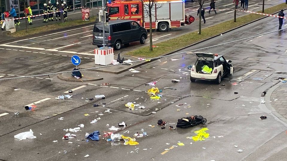 Autofahrer rast in Menschenmasse