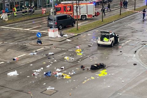 Autofahrer rast in Menschenmasse