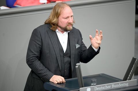 Grünen-Politiker Anton Hofreiter spricht am Rednerpult im Deutschen Bundestag