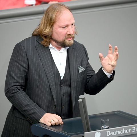 Green politician Anton Hofreiter speaks at the lectern in the German Bundestag