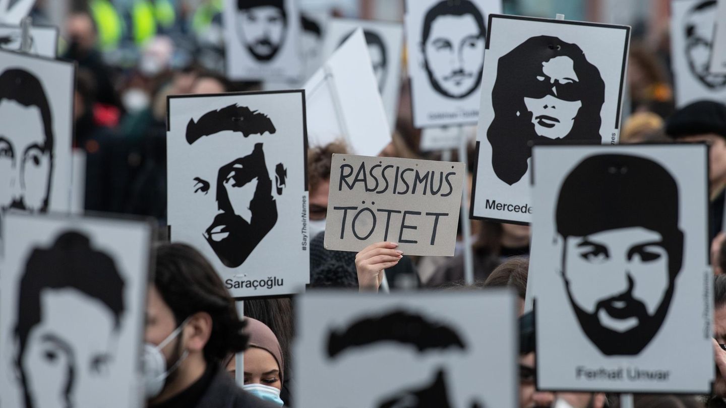Gedanken an die Opfer Auf einer Demo werden Schilder mit den Gesichtern der Opfer des Hanau-Attentats hochgehalten