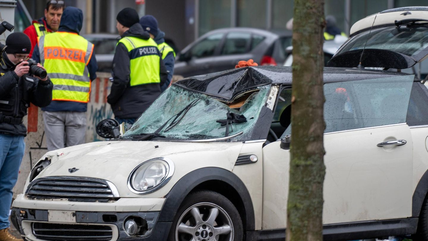 Das beschädigte Unfallauto der Marke Mini