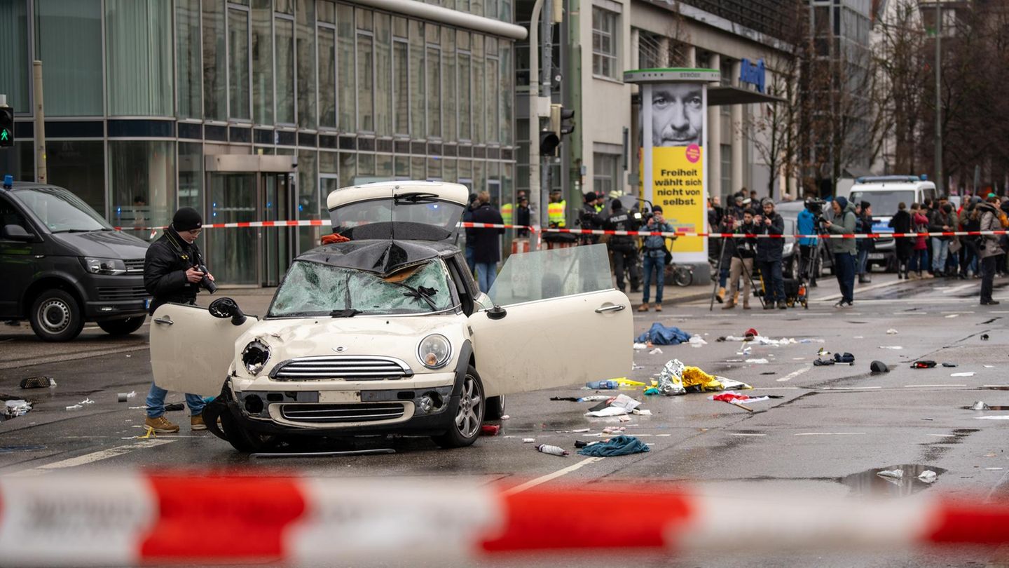 München: Exklusive Fotos zeigen Festnahme von Afghanen Das Tat-Auto von München ist komplett demoliert, mindestens 28 Menschen wurden verletzt