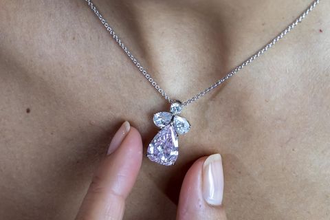 Wer als Geschenk zum Muttertag Schmuck kauft, kann viele teure Fehler machen