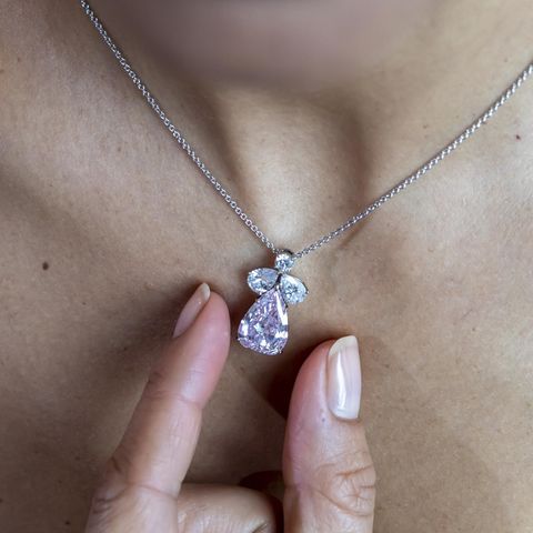 Wer als Geschenk zum Muttertag Schmuck kauft, kann viele teure Fehler machen