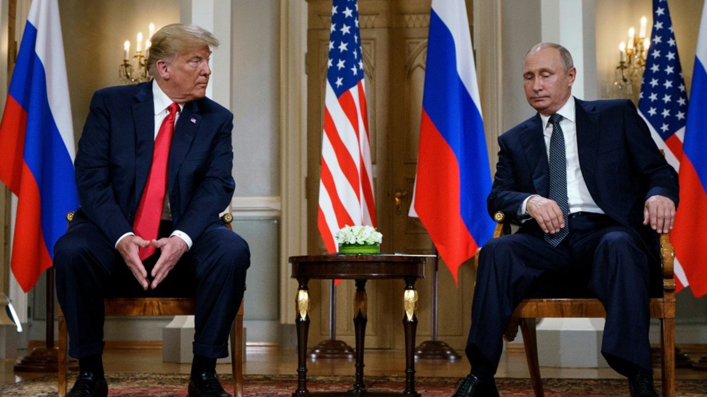 Donald Trump (l.) und Putin 2018 in Helsinki