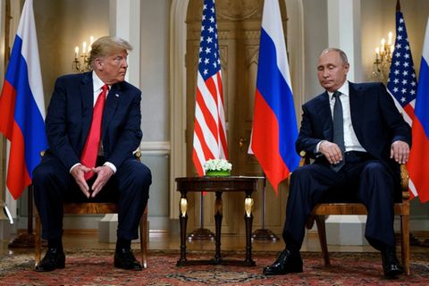 Donald Trump (l.) und Putin 2018 in Helsinki