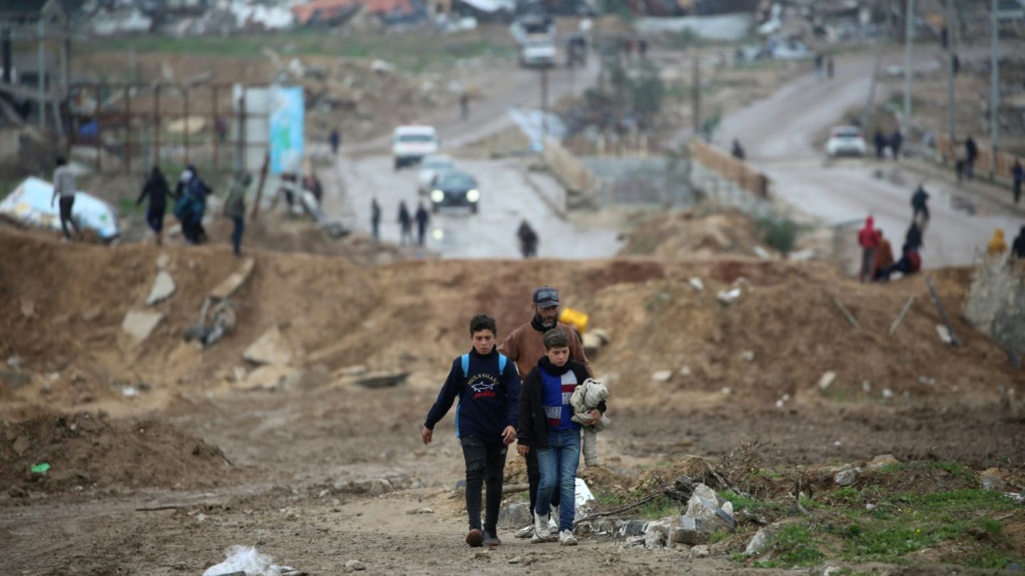 Zivilisten in al-Mugharaka im Zentrum des Gazastreifens