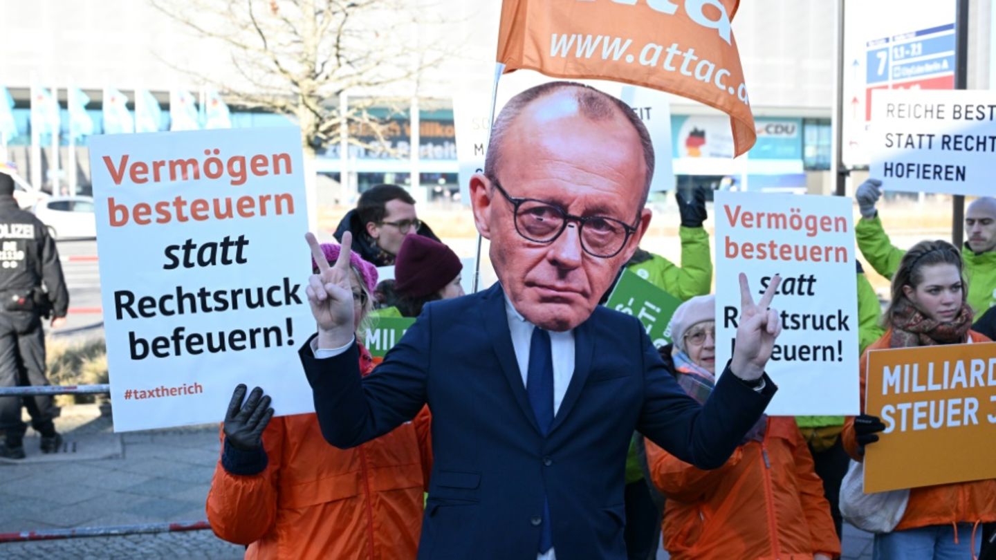 Demonstrant mit Merz-Maske bei Berliner Demo