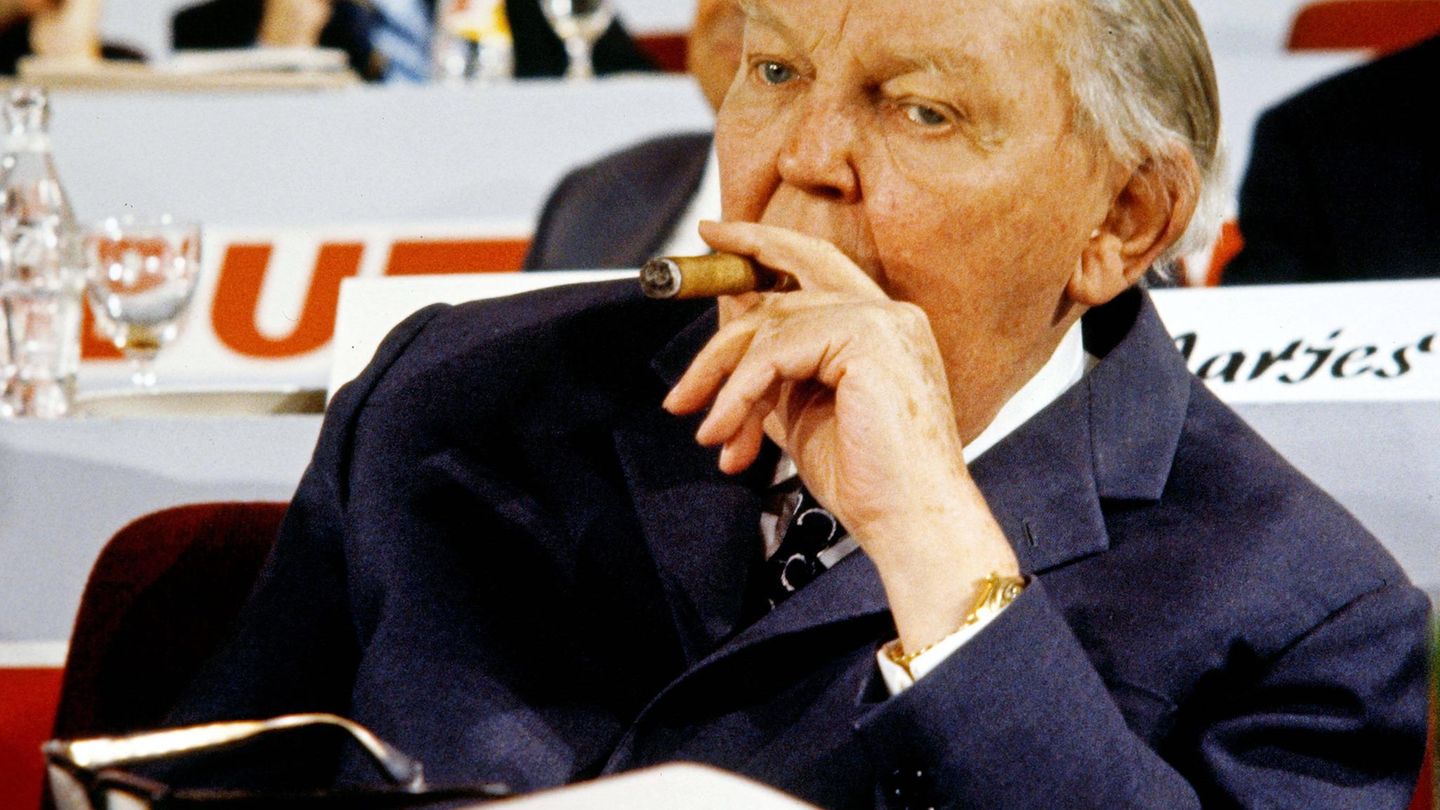 Ludwig Erhard raucht Zigarre und schaut nachdenklich