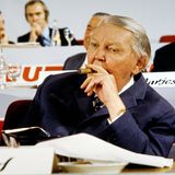 Ludwig Erhard raucht Zigarre und schaut nachdenklich