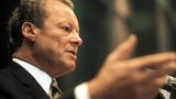 Willy Brandt gestikuliert