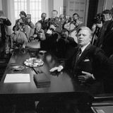 Ein Schwarz-weiß-Foto Helmut Schmidt an einem Tisch mit anderen Politikern