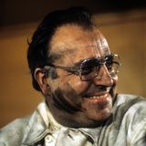 Helmut Kohl lächelt, er trägt eine Brille und sein Gesicht ist kohleverschmiert