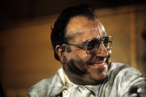 Helmut Kohl lächelt, er trägt eine Brille und sein Gesicht ist kohleverschmiert