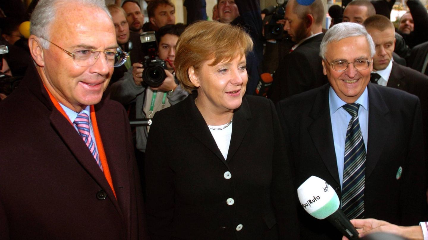 Angela Merkel, Bundeskanzlerin von 2005 bis 2021 Angela Merkel mit Franz Beckenbauer und Theo Zwanziger