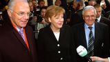 Angela Merkel mit Franz Beckenbauer und Theo Zwanziger