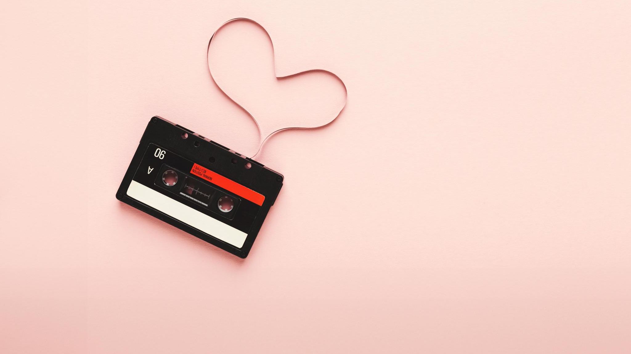 Das Tonband einer Kassette zum Herz geformt Das Tonband einer Kassette zum Herz geformt