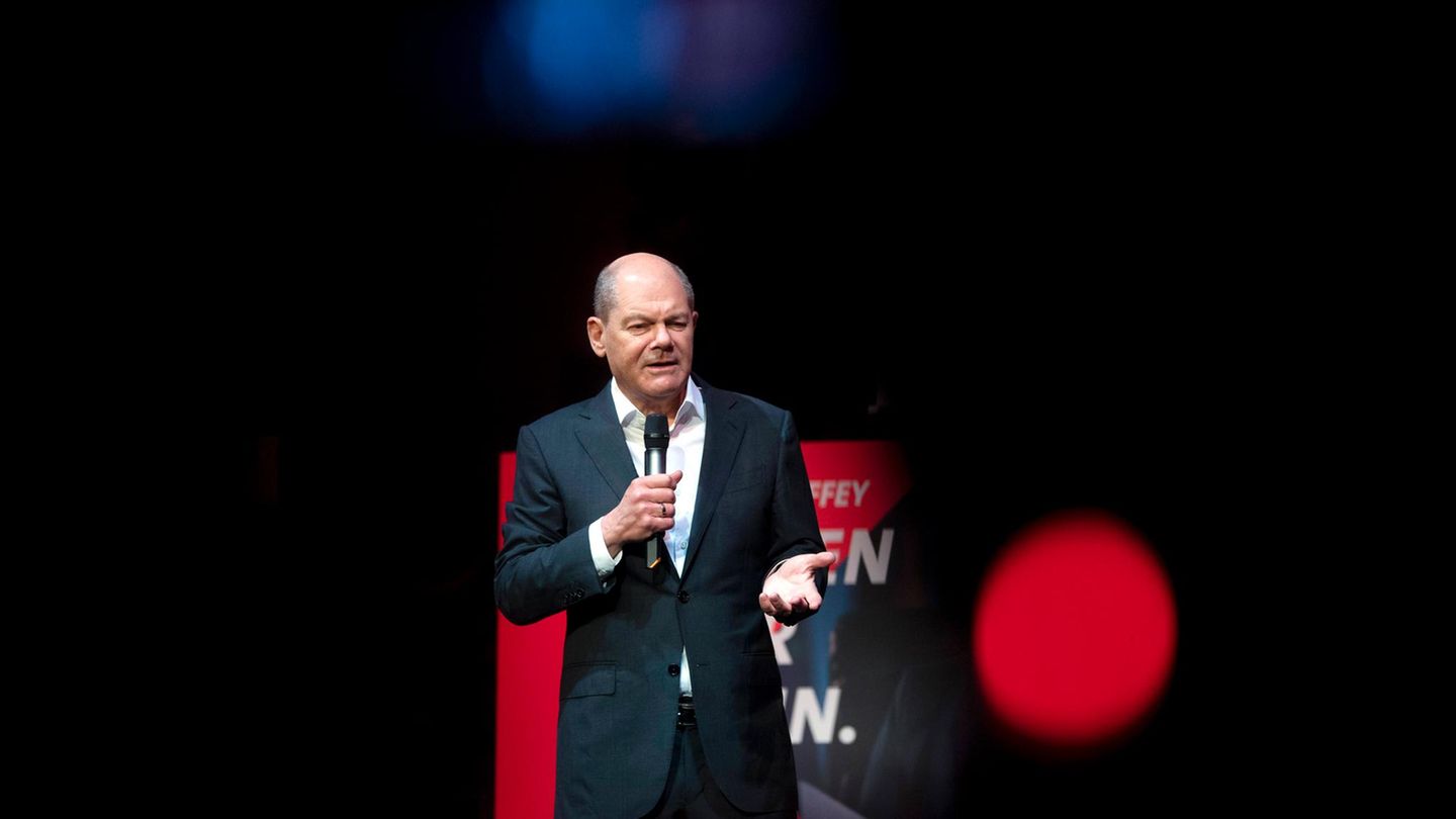 Olaf Scholz, Bundeskanzler seit 2021 Olaf Scholz hält vor einer schwarzen Wand eine Rede
