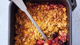 Crumble mit Birnen & Brombeeren     Für 6 Personen  4 reife Birnen   2 Äpfel  2 Stücke kandierter Ingwer in Sirup  300g Brombeeren   100g kalte Butter   1 große Bio-Orange   100g Haferflocken   60g Demerara-Zucker   1 Prise gemahlener Zimt   100g Cornflakes     Vorbereitung 12 Minuten    Garzeit 50 Minuten   1 Schublade   Die Birnen und Äpfel in je 6 Spalten schneiden und entkernen. Den kandierten Ingwer fein hacken. Den Gitterboden aus der Airfryer-Schublade entfernen. Birnen, Äpfel, Brombeeren und den Ingwer sowie 1 Stückchen Butter hineingeben, die geriebene Schale und den Saft der Orange sowie 2 EL des Ingwersirups hinzufügen, alles gründlich vermengen und 40 Minuten bei 180°C garen, bis die Früchte weich sind. Nach der Hälfe der Zeit umrühren.Inzwischen die Haferflocken in eine Schüssel streuen, in Würfeln die restliche Butter dazugeben und mit den Fingern in die Flocken reiben. Den Zucker und den Zimt hinzufügen, die Cornflakes in die Schüssel krümeln und alles sorgfältig vermengen.Die Crumble-Mischung über die Früchte streuen und weitere 10 Minuten bei 180 °C goldbraun backen, anschließend direkt aus der Airfryer-Schublade servieren. Schmeckt köstlich mit Vanillesauce, Crème fraîche oder Eiscreme.