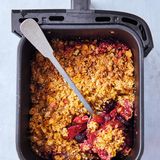 Crumble mit Birnen & Brombeeren     Für 6 Personen  4 reife Birnen   2 Äpfel  2 Stücke kandierter Ingwer in Sirup  300g Brombeeren   100g kalte Butter   1 große Bio-Orange   100g Haferflocken   60g Demerara-Zucker   1 Prise gemahlener Zimt   100g Cornflakes     Vorbereitung 12 Minuten    Garzeit 50 Minuten   1 Schublade   Die Birnen und Äpfel in je 6 Spalten schneiden und entkernen. Den kandierten Ingwer fein hacken. Den Gitterboden aus der Airfryer-Schublade entfernen. Birnen, Äpfel, Brombeeren und den Ingwer sowie 1 Stückchen Butter hineingeben, die geriebene Schale und den Saft der Orange sowie 2 EL des Ingwersirups hinzufügen, alles gründlich vermengen und 40 Minuten bei 180°C garen, bis die Früchte weich sind. Nach der Hälfe der Zeit umrühren.Inzwischen die Haferflocken in eine Schüssel streuen, in Würfeln die restliche Butter dazugeben und mit den Fingern in die Flocken reiben. Den Zucker und den Zimt hinzufügen, die Cornflakes in die Schüssel krümeln und alles sorgfältig vermengen.Die Crumble-Mischung über die Früchte streuen und weitere 10 Minuten bei 180 °C goldbraun backen, anschließend direkt aus der Airfryer-Schublade servieren. Schmeckt köstlich mit Vanillesauce, Crème fraîche oder Eiscreme.