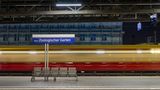 Leerer nächtlicher Bahnsteig in Berlin