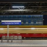 Leerer nächtlicher Bahnsteig in Berlin