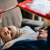 Mutter und Tochter lesen Bilderbuch