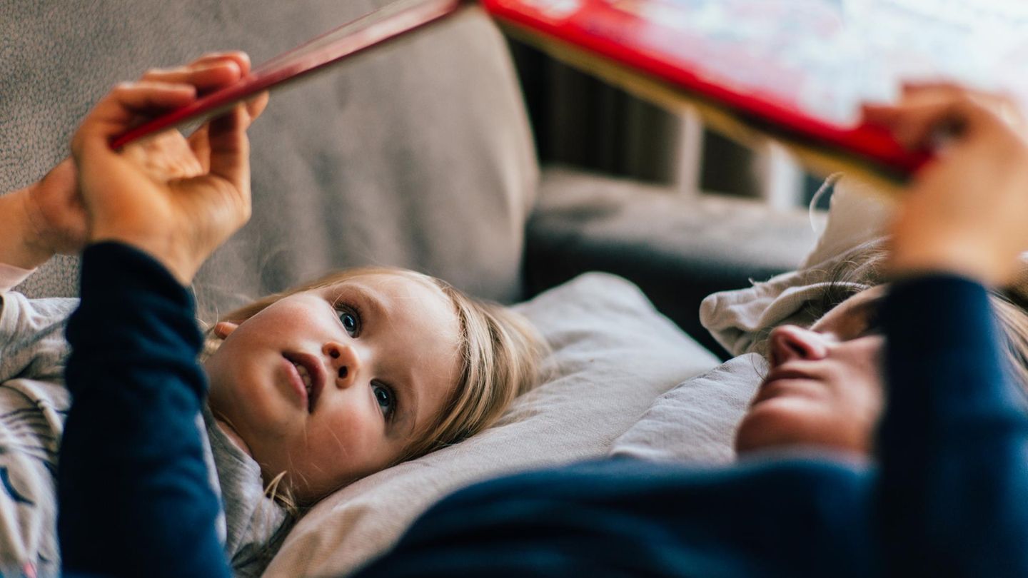 Mutter und Tochter lesen Bilderbuch