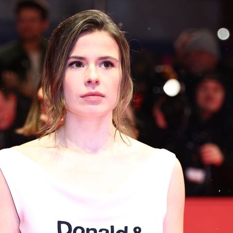 Luisa Neubauer provokantes Kleid gegen Merz Luisa Neubauer sorgte mit einem politischen Statement auf ihrem Kleid für Aufsehen. Foto: Christoph Soeder/dpa