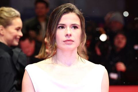 Luisa Neubauer sorgte mit einem politischen Statement auf ihrem Kleid für Aufsehen. Foto: Christoph Soeder/dpa