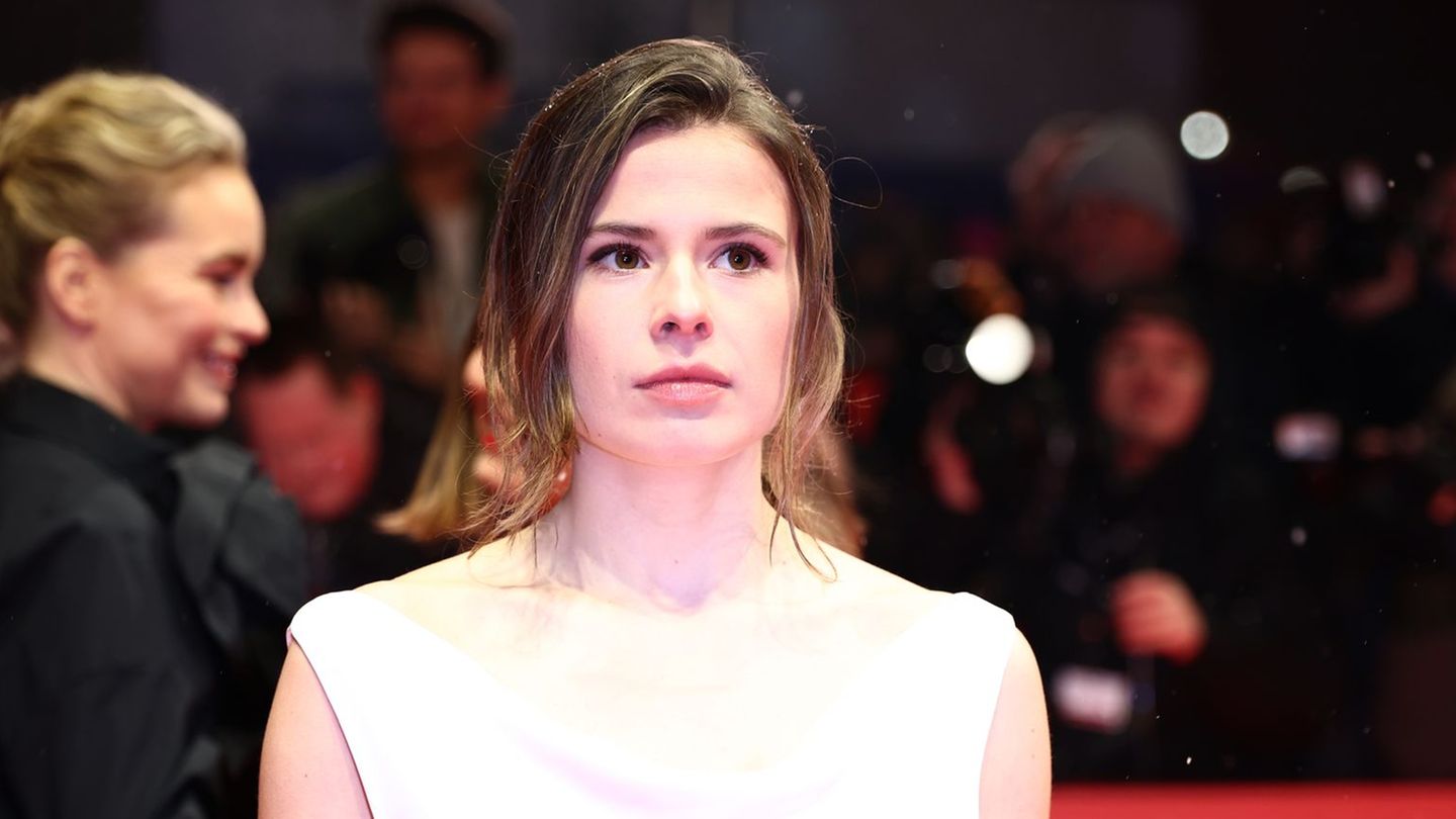 Luisa Neubauer provokes with a statement dress against Friedrich Merz
