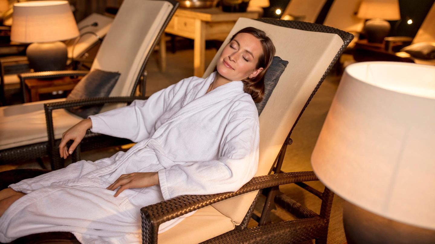 Schlafende Frau im Ruheraum der Sauna