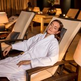 Schlafende Frau im Ruheraum der Sauna