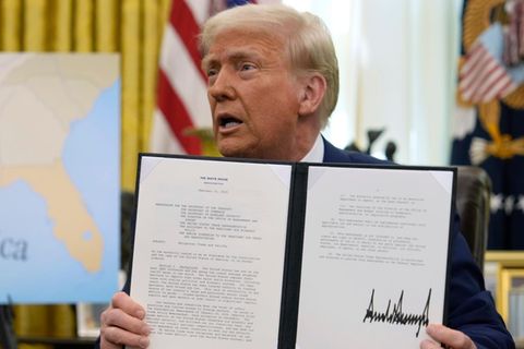 Donald Trump zeigt das Dekret, mit dem er die sogenannten reziproken Zölle anordnet