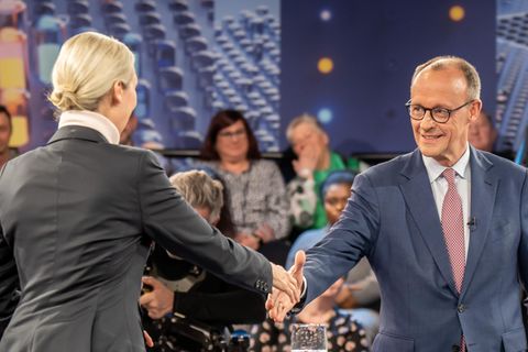 Friedrich Merz schüttelt Alice Weidel zur Begrüßung im TV-Studio die Hand