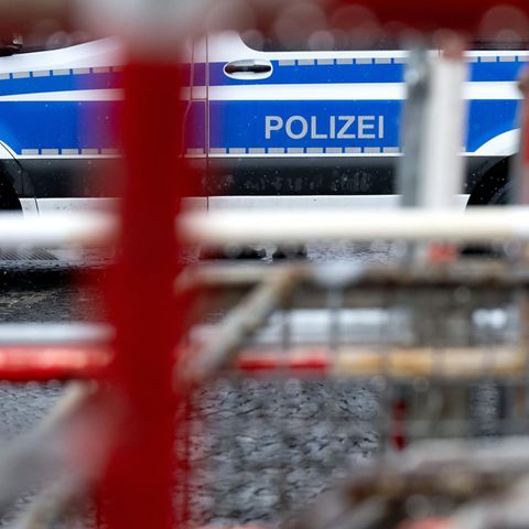 Absperrgitter und ein Polizeiauto stehen vor Beginn der Sicherheitskonferenz in der Nähe des Hotels Bayerischer Hof