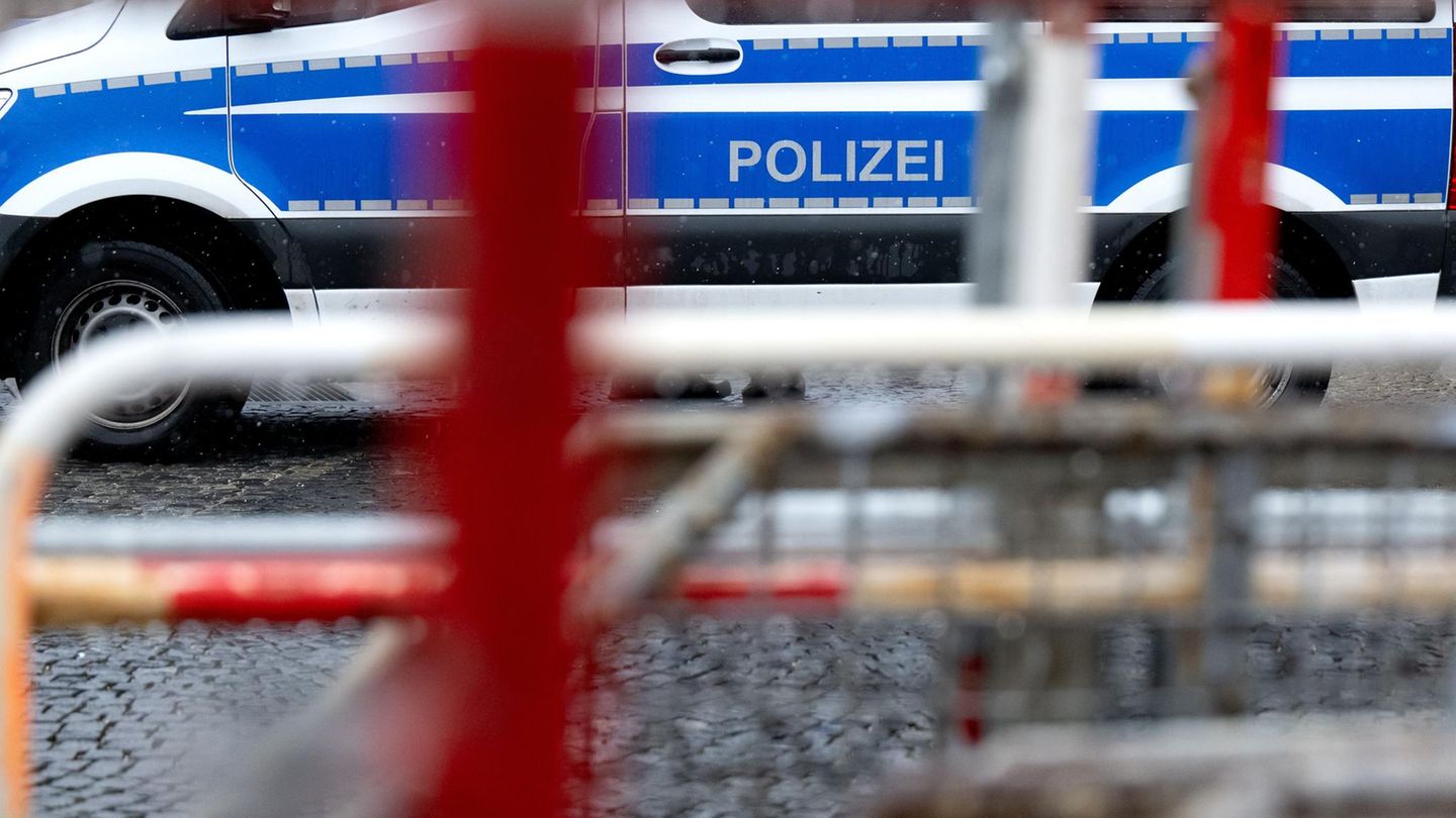 Absperrgitter und ein Polizeiauto stehen vor Beginn der Sicherheitskonferenz in der Nähe des Hotels Bayerischer Hof