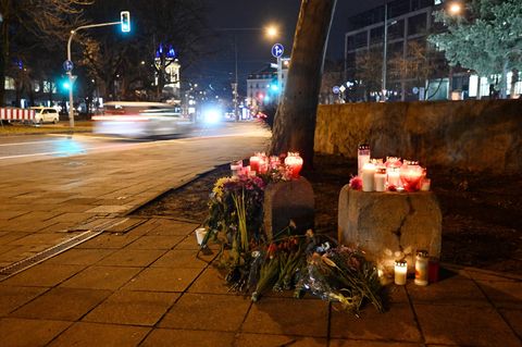 Kerzen und Blumen liegen unweit der Unfallstelle in München