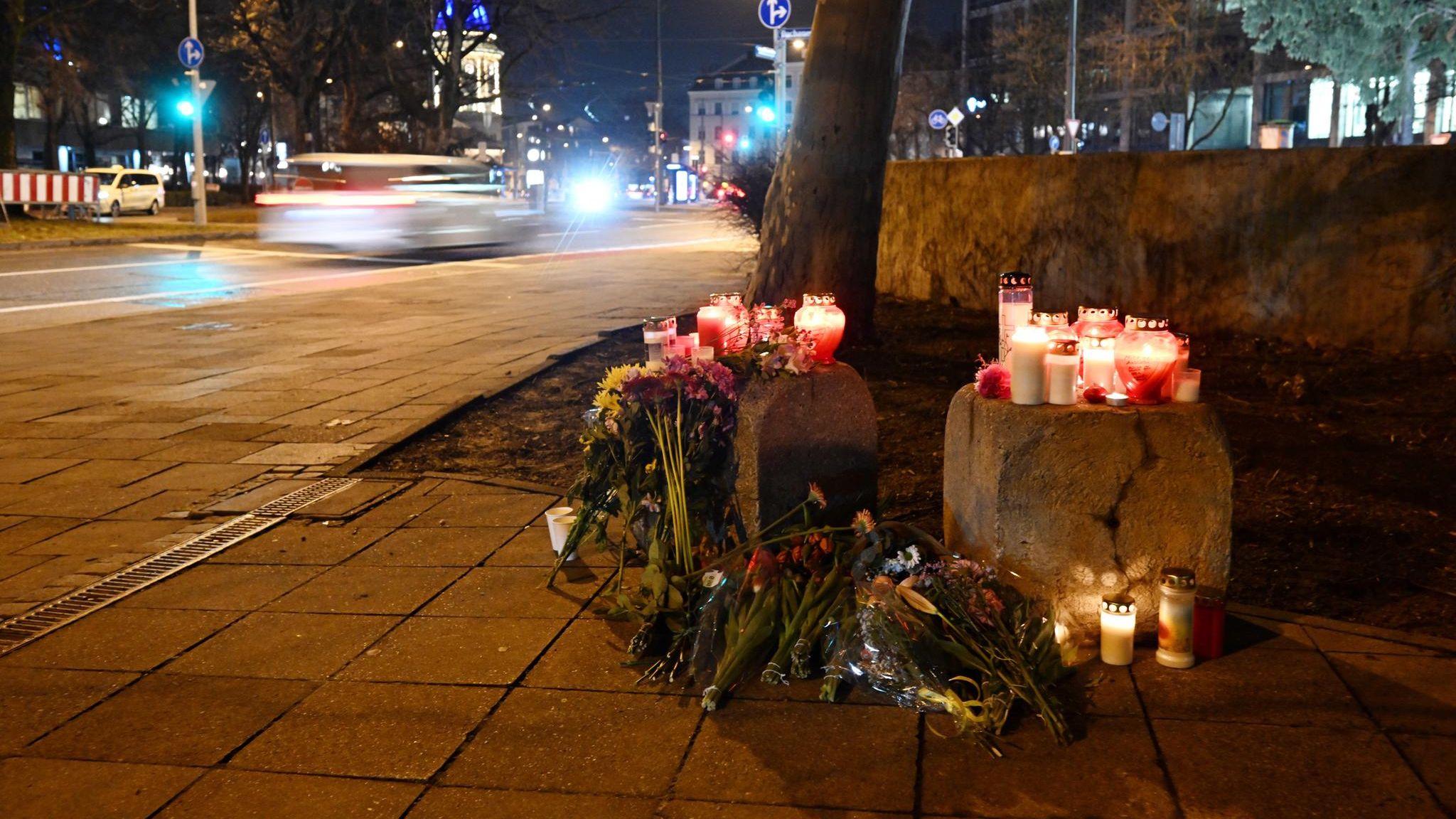Kerzen und Blumen liegen unweit der Unfallstelle in München