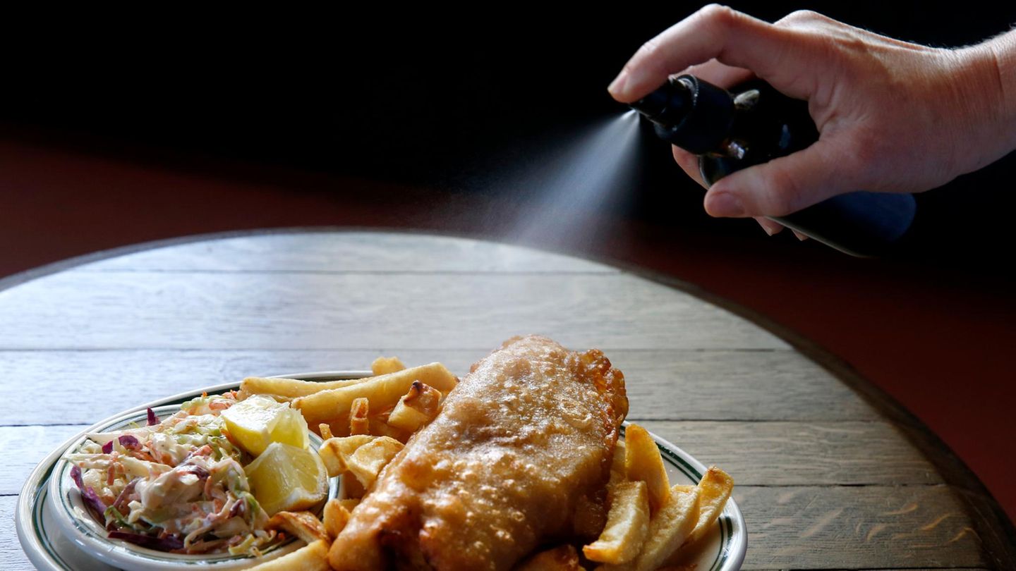 Jamie Oliver hat drei Sprühflaschen in der Küche: gefüllt mit Olivenöl, Essig und Wasser