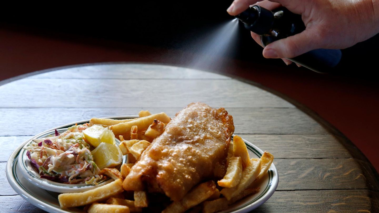 Küche: Jamie Olivers Airfryer-Tipp: Der Starkoch schwört auf diese simple Sprühflasche