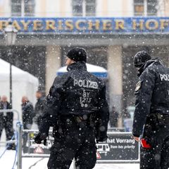 Polizisten vor dem Hotel "Bayerischer Hof", wo die Münchner Sicherheitskonferenz stattfindet