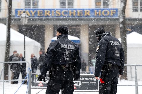 Polizisten vor dem Hotel "Bayerischer Hof", wo die Münchner Sicherheitskonferenz stattfindet