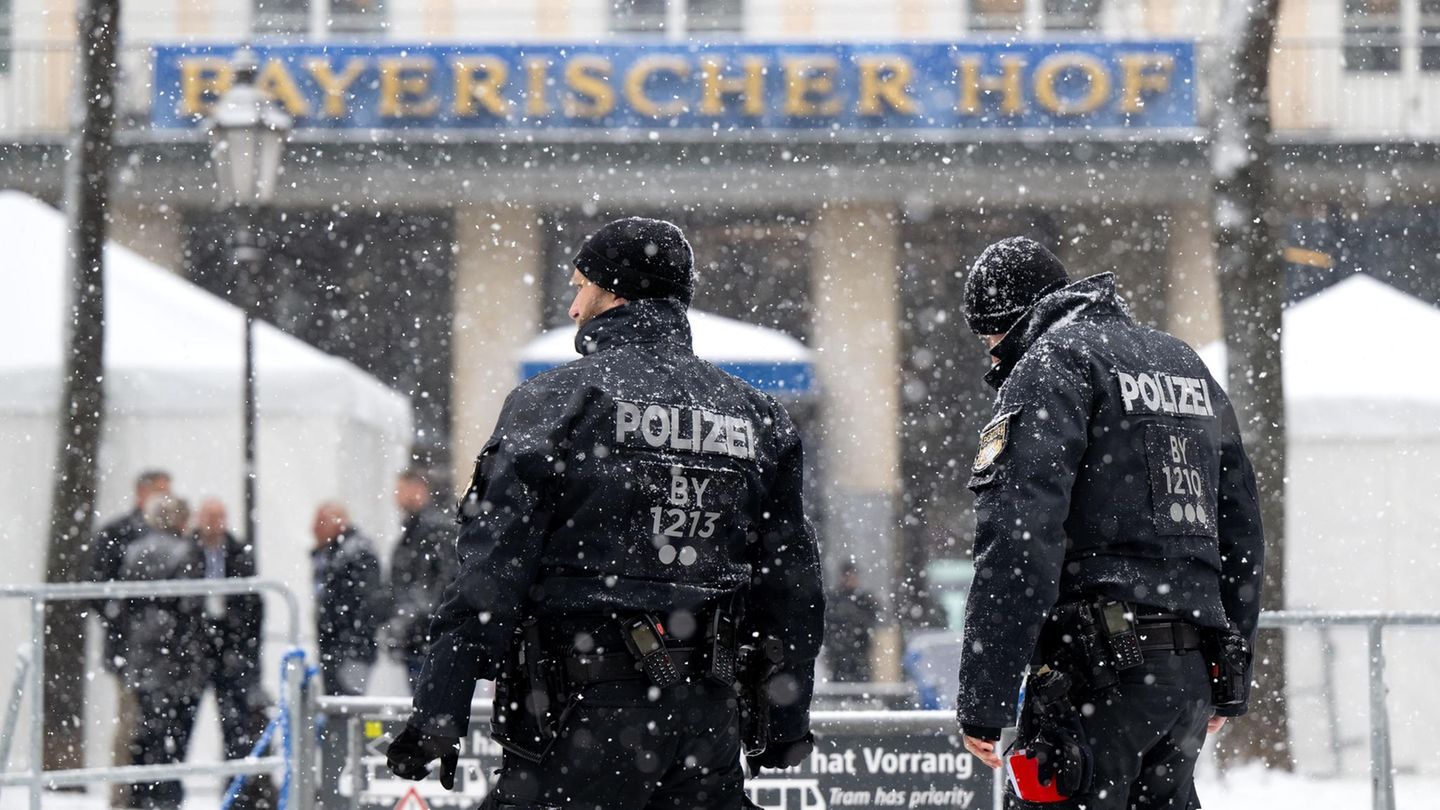 Polizisten vor dem Hotel "Bayerischer Hof", wo die Münchner Sicherheitskonferenz stattfindet