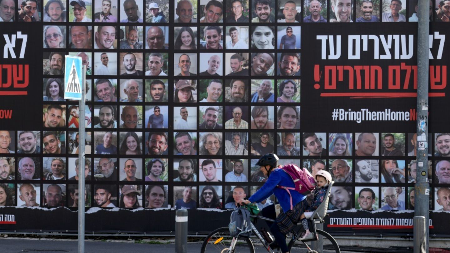 Plakat der israelischen Geiseln in in Jerusalem