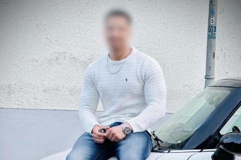 Der Attentäter von München sitzt auf dem Tatfahrzeug, einem cremefarbenen Mini