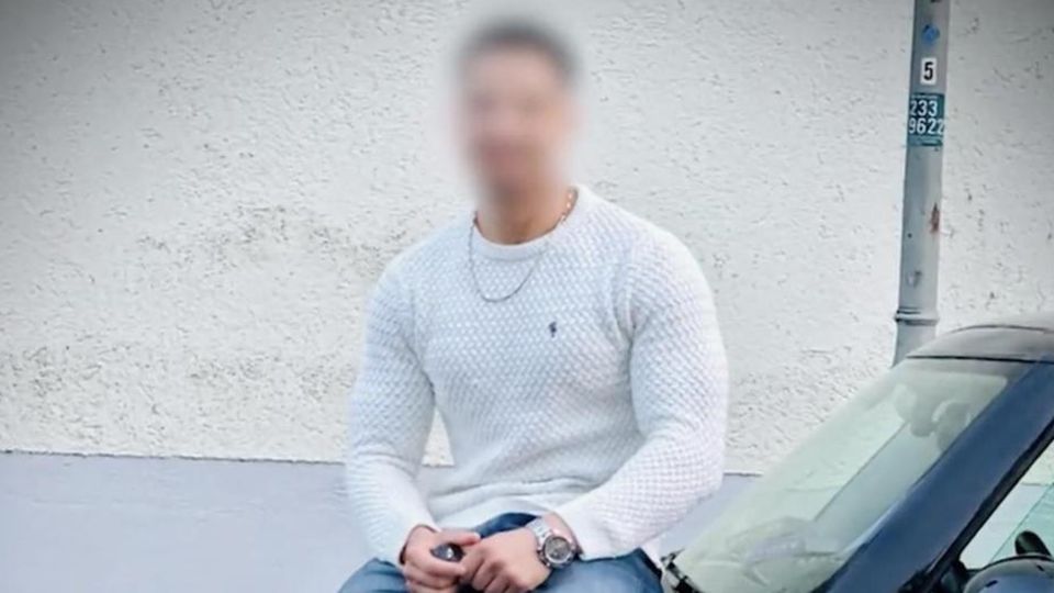Der Attentäter von München sitzt auf dem Tatfahrzeug, einem cremefarbenen Mini