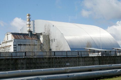 Schutzbau bedeckt den explodierten Reaktor im Kernkraftwerk Tschernobyl