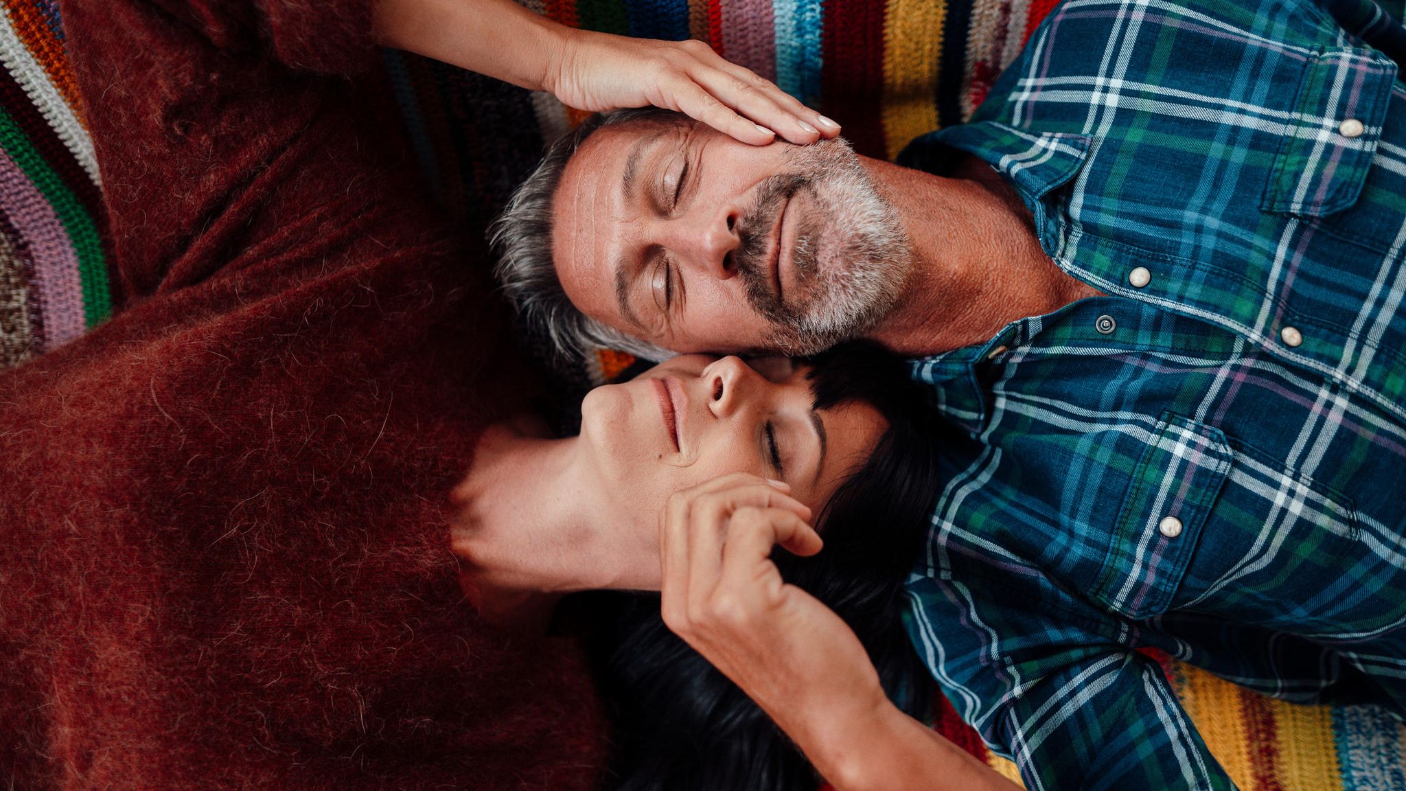 Körper an Körper empfinden Menschen regelrechte Glücksgefühle. Verantwortlich dafür sind bestimmte Botenstoffe, die bei Berührungen emotionale Bande verstärken